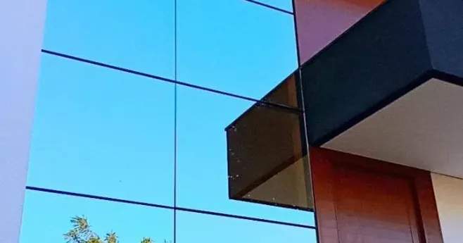 Fachada em pele de vidro
