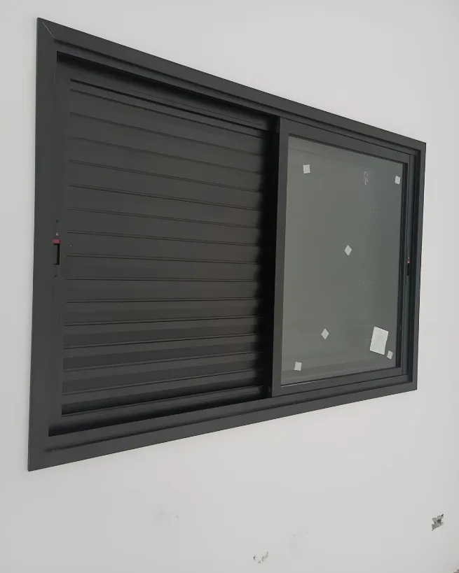 Janela de vidro em Conchal - janela de vidro em fachada residencial